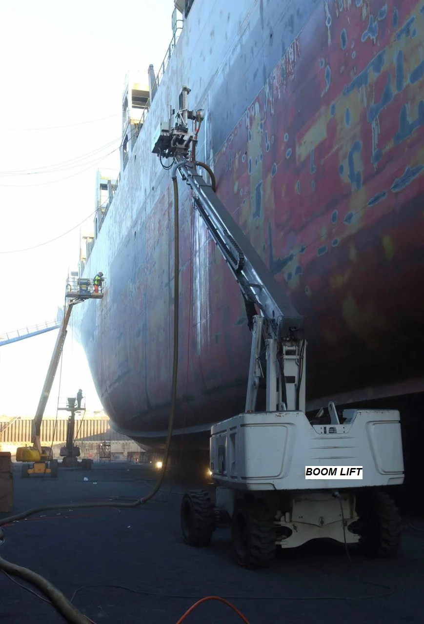 xe-nang-hay-xe-nang-nguoi-boom-lift-trong-nha-may-dong-tau